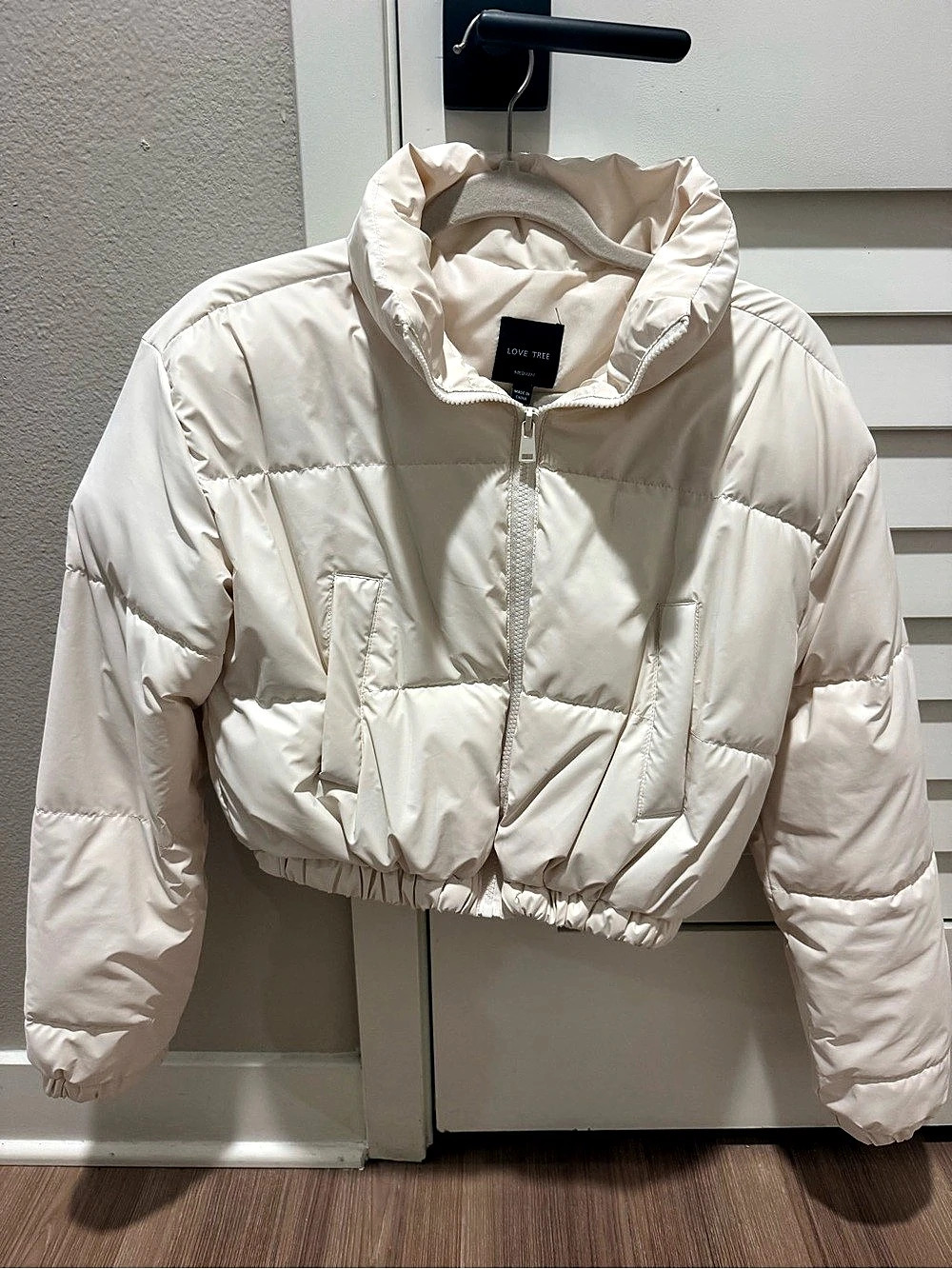 Love Tree Cropped Puffer Jacket in Cream Medium Like New